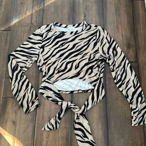EUC LE LIS tiger cutout top.
